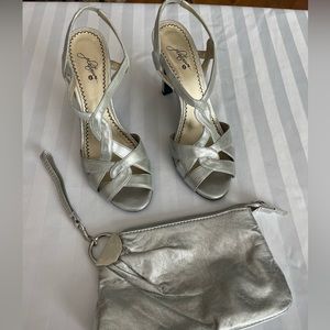 Woman’s Vintage Platinum BP silver shoes size 8
